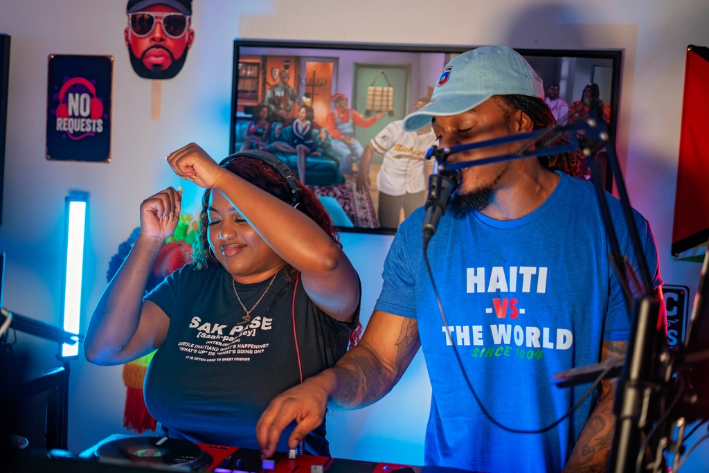 #WeAreWearingCaribLingo
@djnene_atl &amp; @iamkdollaz of @dezodsound 🇭🇹

SAK PASE⁠
[Saak-pas-sey]⁠
(
Carib Lingo 🍍⁠
🇦🇬🇦🇼🇧🇧🇧🇲🇧🇸🇧🇿🇩🇲🇩🇴🇬🇩🇬🇾🇭🇹🇯🇲🇰🇳🇱🇨🇨🇺🇵🇷🇹🇹🇻🇮🇻🇨🇲🇶🇵🇦⁠
➖➖➖⁠
Shop Now cariblingo.com⁠

#CaribLingo #Iamwearingcariblingo