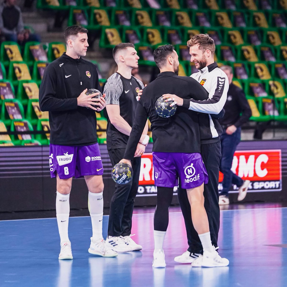HBCNantes's tweet photo. 🫂 Retrouvailles avec @mickarob1 
Tranquille ce soir toi 😉

#HBCNSRVHB https://t.co/8RanWgb1YO