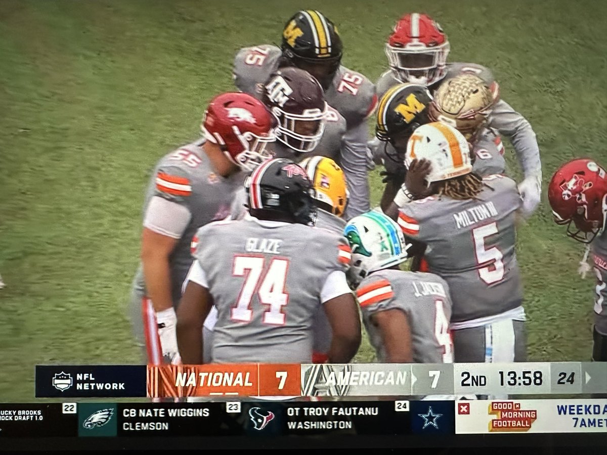 It looks like the ol’ pastime of sharing & putting other school logos on football helmets during collegiate all-Star games - @ShrineBowl & @seniorbowl - has come to an end! @UniWatch @PhilHecken @UNISWAG