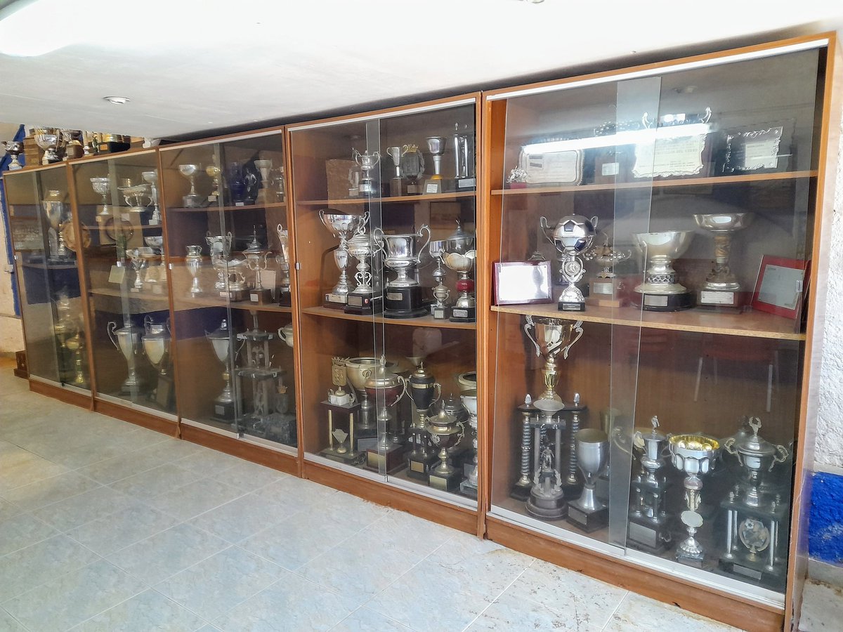 JAReinaGonzalez's tweet photo. Con el Badajoz, el Diter fue el primer extremeño en subir a 2ª B.
Los goles de 'Poli' Rincón, cedido por el Real Madrid, fueron claves.
La sala de trofeos, entre otras reliquias, conserva una foto del delantero.
En el enlace, entrevista de su año en Zafra.
https://t.co/wg1nvRc9hN https://t.co/VeBerLrLkI