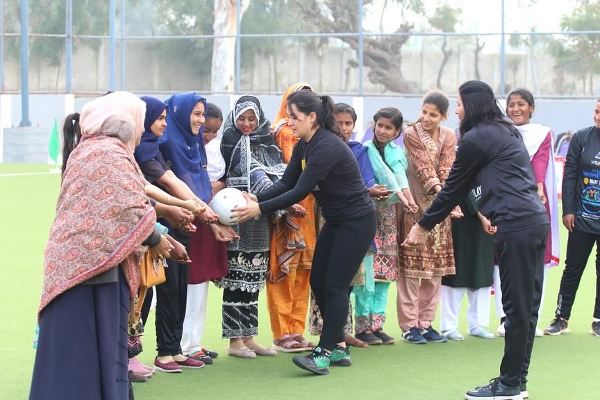 misbah_hina's tweet photo. Sports teach girls the power of teamwork, perseverance, and determination. They learn to trust in their abilities, support one another, and rise above any obstacle that stands in their way. 🤝🏐❤️

 #Teamwork @MVA_Play @RightToPlayPak #GirlsInSports #sportsforpeace #sportsforall https://t.co/0MRNaBeMjO