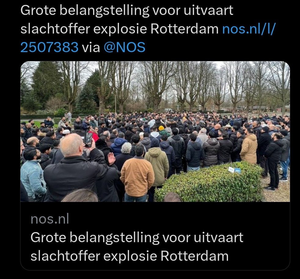 Follymans's tweet image. Wat je er ook van denkt. Hij leverde blijkbaar wel hele goeie shit. Zo&apos;n beetje zijn hele klantenkring woonde zijn uitvaart bij. #JalalO #grenzendicht