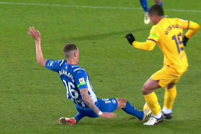 UNIVERSO_1899's tweet image. Como mucho puede haber falta del jugador del Alavés por ir con la plancha. Pero pita falta de Vitor Roque y lo expulsa.

Esto es para irse de esta mierda de Liga.