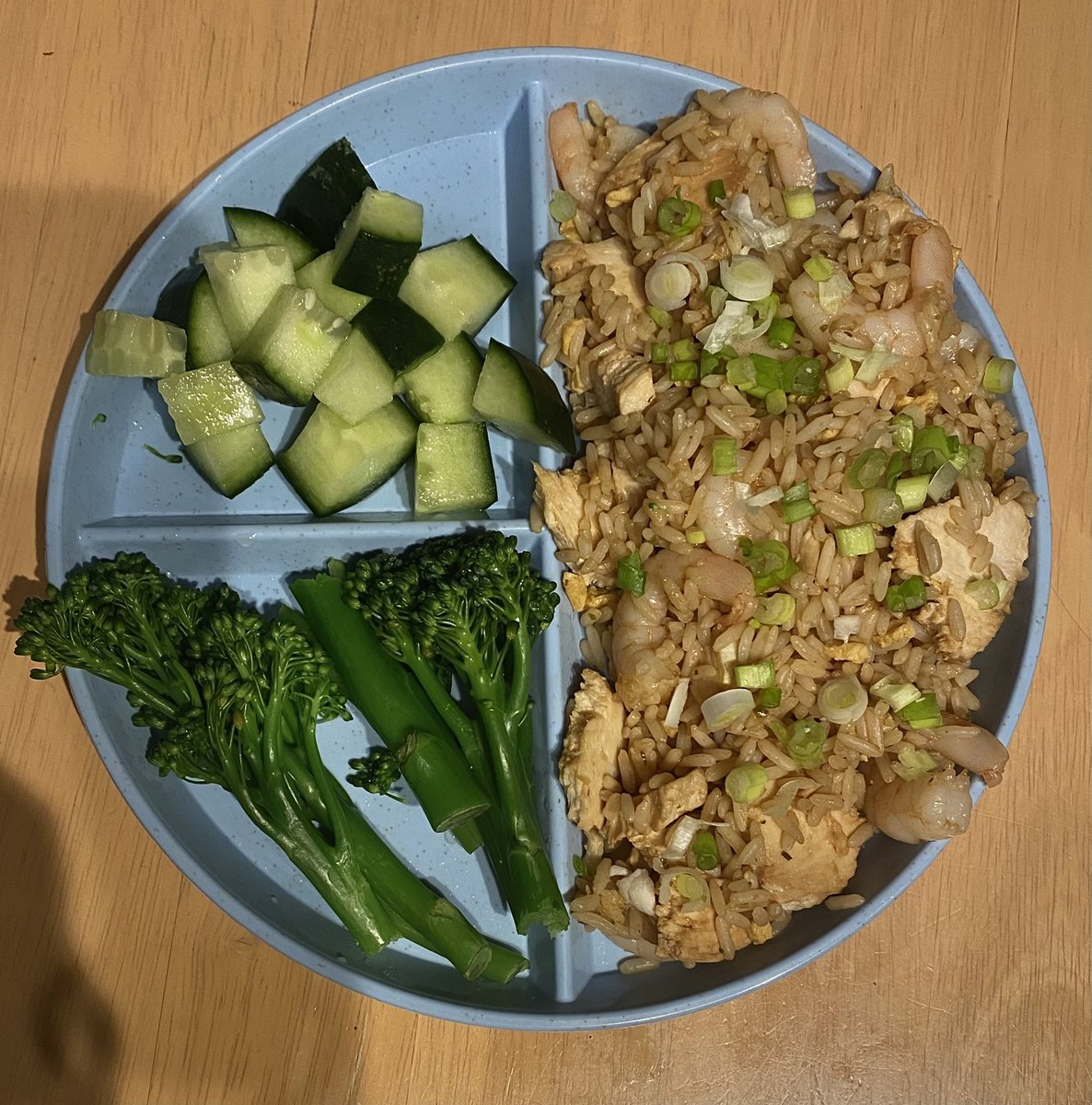 endrcity's tweet photo. OMAD: chicken and prawn egg fried rice with tender-stem broccoli &amp; cucumber
= 335 cals, 36.7g protein

This was genuinely my most delicious omad in SO LONG the flavour was so good and I’m so full https://t.co/rQugm6PUkV