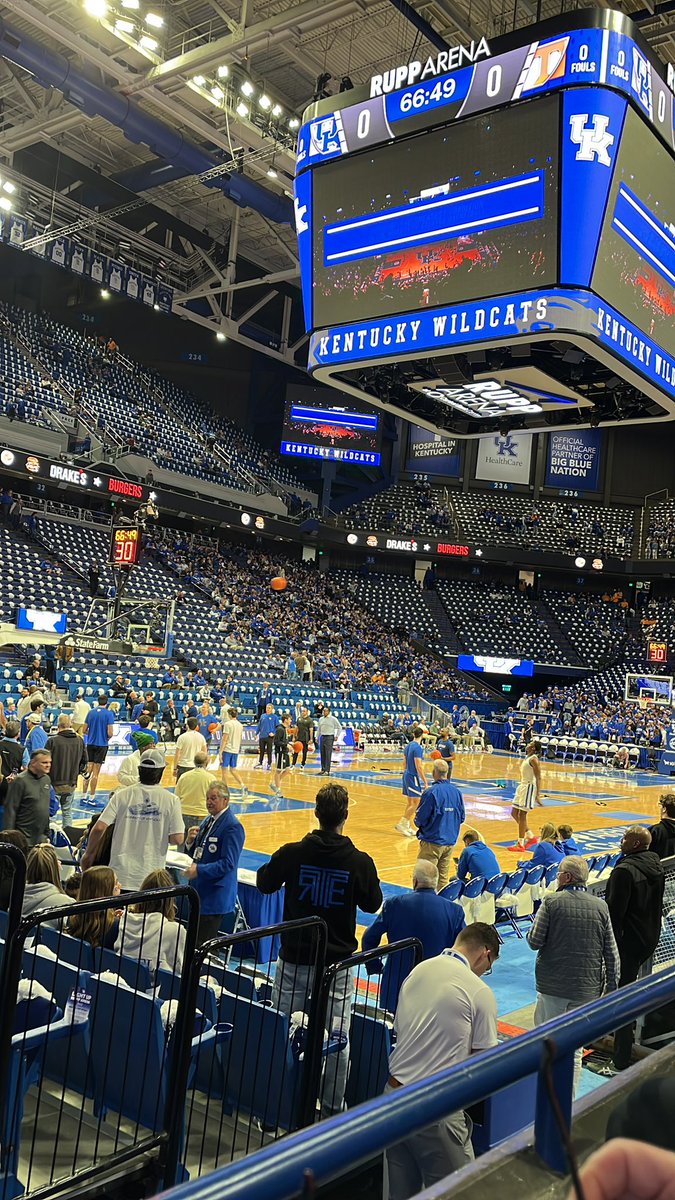 bfutrell19's tweet photo. Blue vs. Orange!!  Need a win tonight BBN!! Let’s go!! https://t.co/Og6ESWlhsc