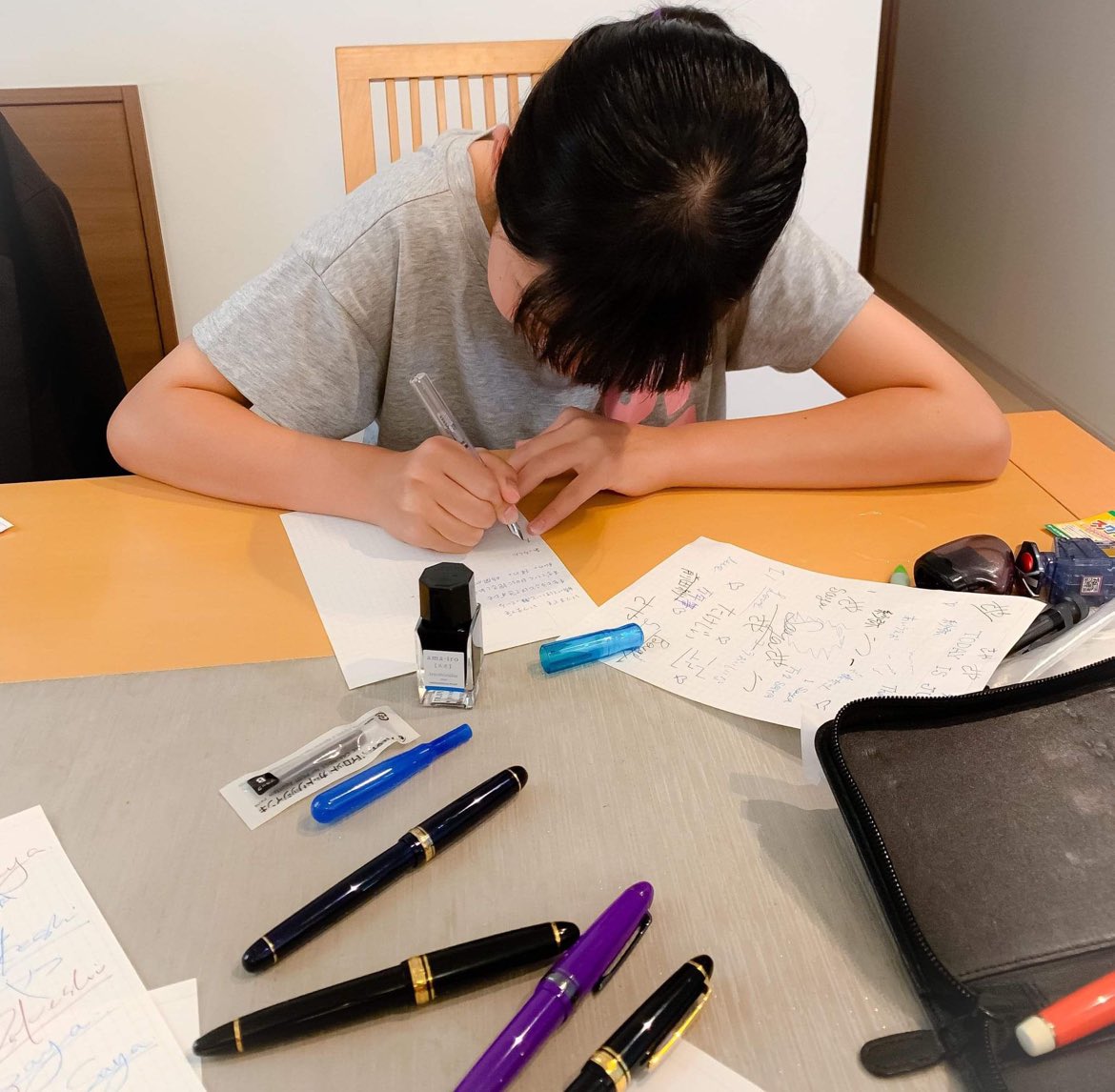 インスタライブ★文具がたり★
〜文房具くらべてみました〜
次回配信のご連絡です

2月7日(水)20時〜21時🌃
担当は、ギフショナリー•デルタ
堂島アバンザ店より
トークテーマは
『万年筆はこわくない！万年筆を使うことの楽しさをお話しいたします！』

万年筆の使い方をLIVEで楽しんでくださーい