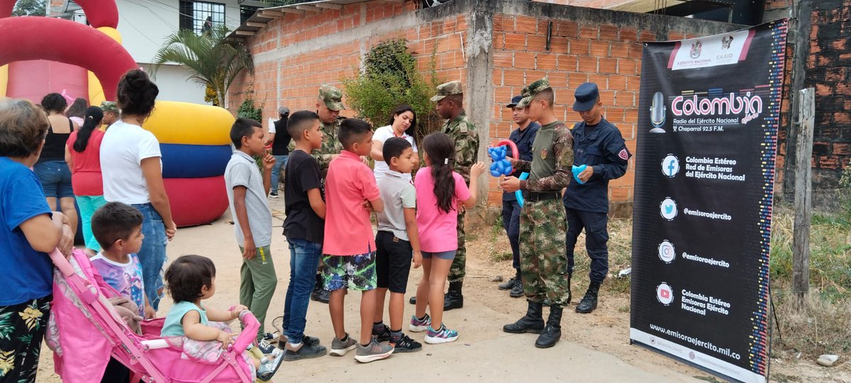 Ejercito_Div5's tweet photo. Alegramos el día a los niños y niñas del barrio Villamaría de #Chaparral, con una jornada lúdico-recreativa por los soldados del Bat. Caicedo #SextaBrigada, terminando con cine al parque, de esta forma generando un mayor acercamiento mediante la acción integral.

#SiempreATuLado https://t.co/kpX7Rh1mWo