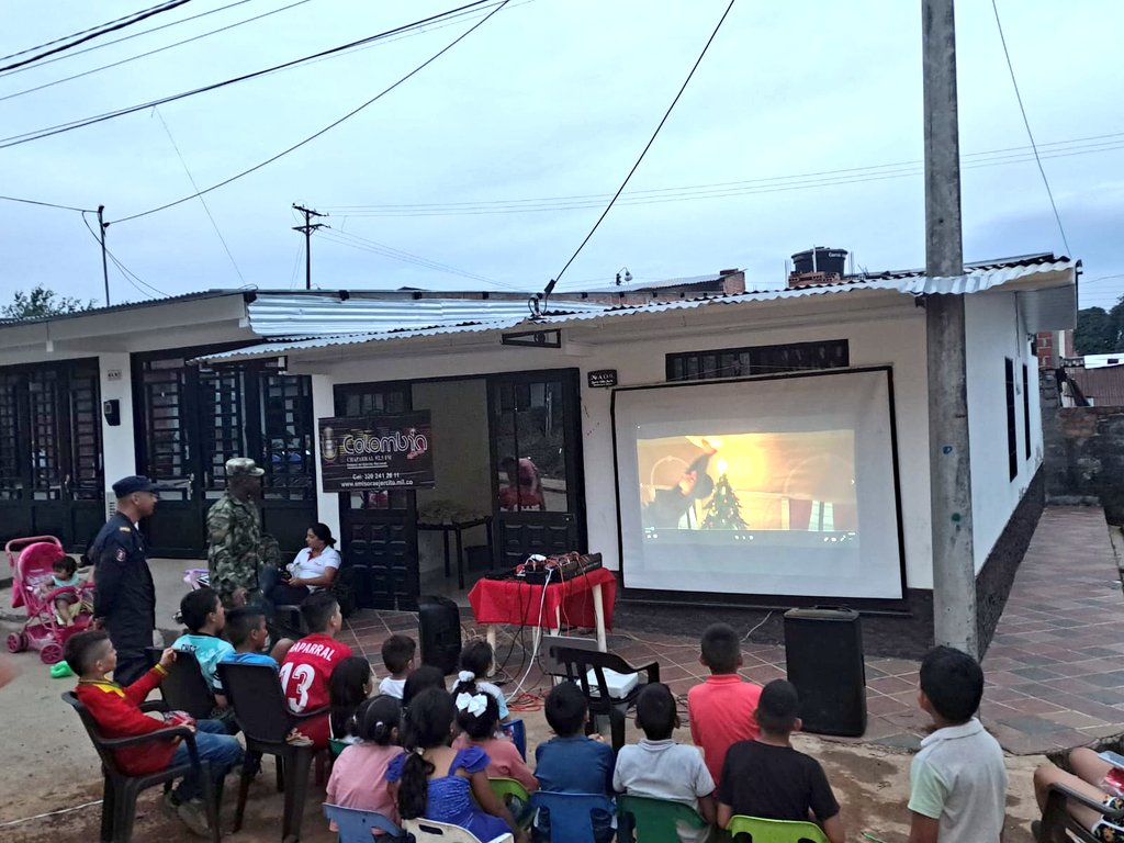 Ejercito_Div5's tweet photo. Alegramos el día a los niños y niñas del barrio Villamaría de #Chaparral, con una jornada lúdico-recreativa por los soldados del Bat. Caicedo #SextaBrigada, terminando con cine al parque, de esta forma generando un mayor acercamiento mediante la acción integral.

#SiempreATuLado https://t.co/kpX7Rh1mWo