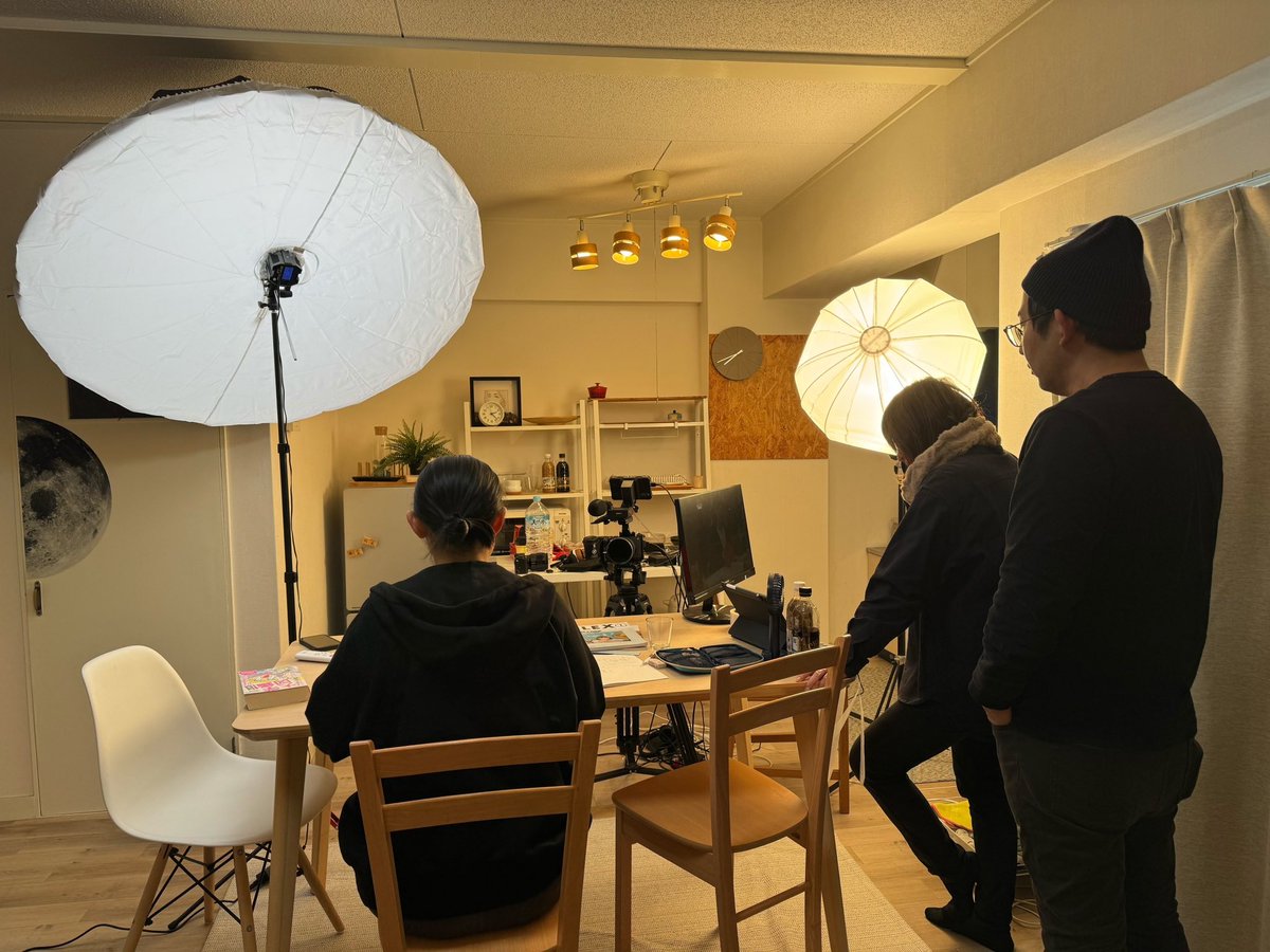 nao_editor's tweet image. 自主制作で名古屋まで撮影に😌✨
スタジオの本棚にたまたまあった本に
今回使う商品のクリエイティブディレクターの秘話が載ってた！！😳✨

キャストさんの表現力レベルすごいし
現場の雰囲気も最高、
少しでも良くするポイントを追求する姿勢もとても学びになりました✨

楽しすぎた！！

#VOP