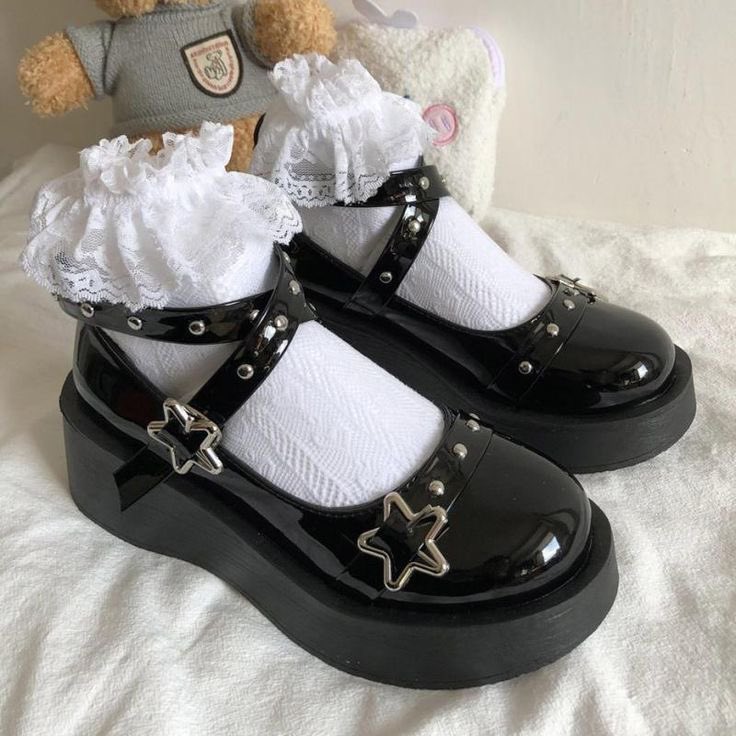 faerytale_'s tweet photo. type “shirt”, “pants”, “shoes”, and “accessories” into your pinterest and see what you get

u kno what i could live with this but the SHIRT AND PANTS ARE DIFFERENT COLORS and it bugs me https://t.co/0YSpclMzV9