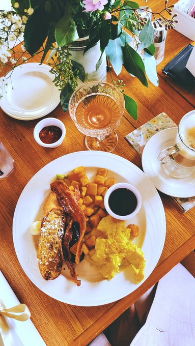 Galentine's Brunch 💕🥂💐👑 https://t.co/rqyLhftigQ