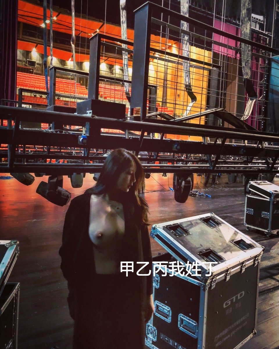星星醉酒到处跑，月亮跌进深海，我以前从未觉得人间美好，直到你来了。 https://t.co/88siXrBz3N