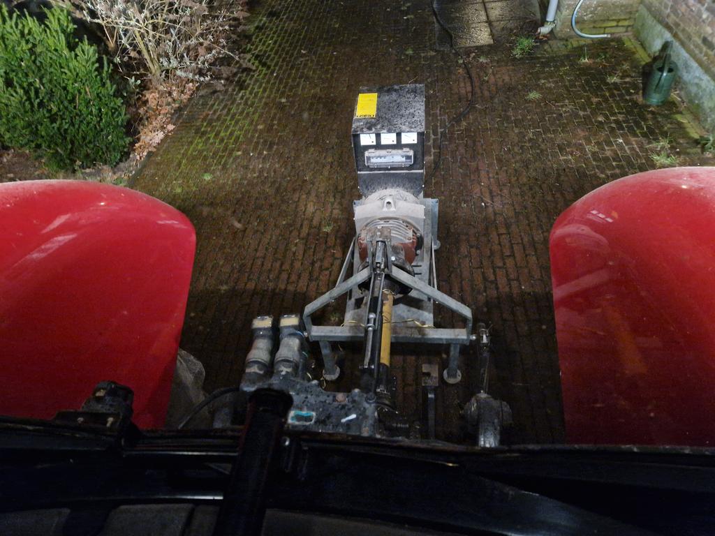 Leuk, verouderd netwerk.... en zonnepanelen...... hej Jetten had eerst het netwerk voor elkaar gemaakt ipv eerst het net van alle kanten te gaan belasten

#stroomstoring #ommen 
Daar sta je dan midden in de nacht te kutten met een aggregaat