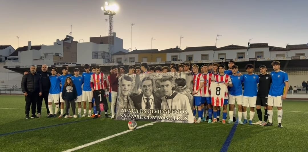 Los compañeros del <a href="/UDMoronCF/">UD Morón CF</a> antes de comenzar el partido han querido rendir homenaje a sus compañeros fallecidos Antonio, Pepe y su padre Antonio González.
Desde el <a href="/PvoSevillaEste/">AD Pvo. Sevilla Este</a> le transmitimos nuestro más sentido pésame.
#futbolparapersonas
 🎗️