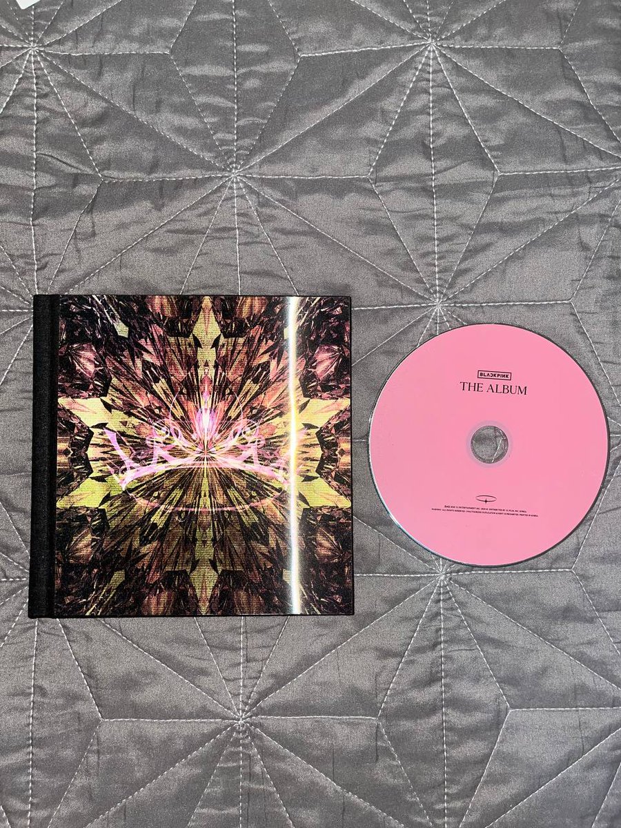 vqluan's tweet photo. The album (no box included) 
- hologram photo album
- CD

price: 250 https://t.co/heq6WhreLs