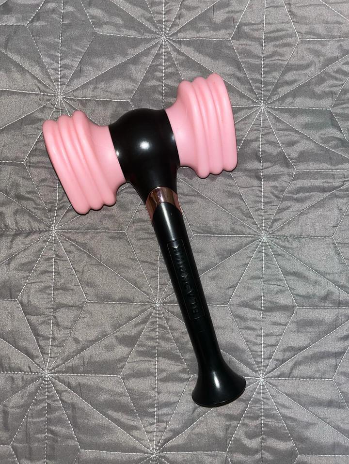 vqluan's tweet photo. price : 500

no damage sa mismong lightstick, not been used in sorts of programs n concerts.

but of shes too meticulous too when it comes to box, sabihin ko na agad na may issues yun konti since nung napadala sakin is medyo lukot bcs kasalanan mismo nung delivery process https://t.co/sviAZiyZkm