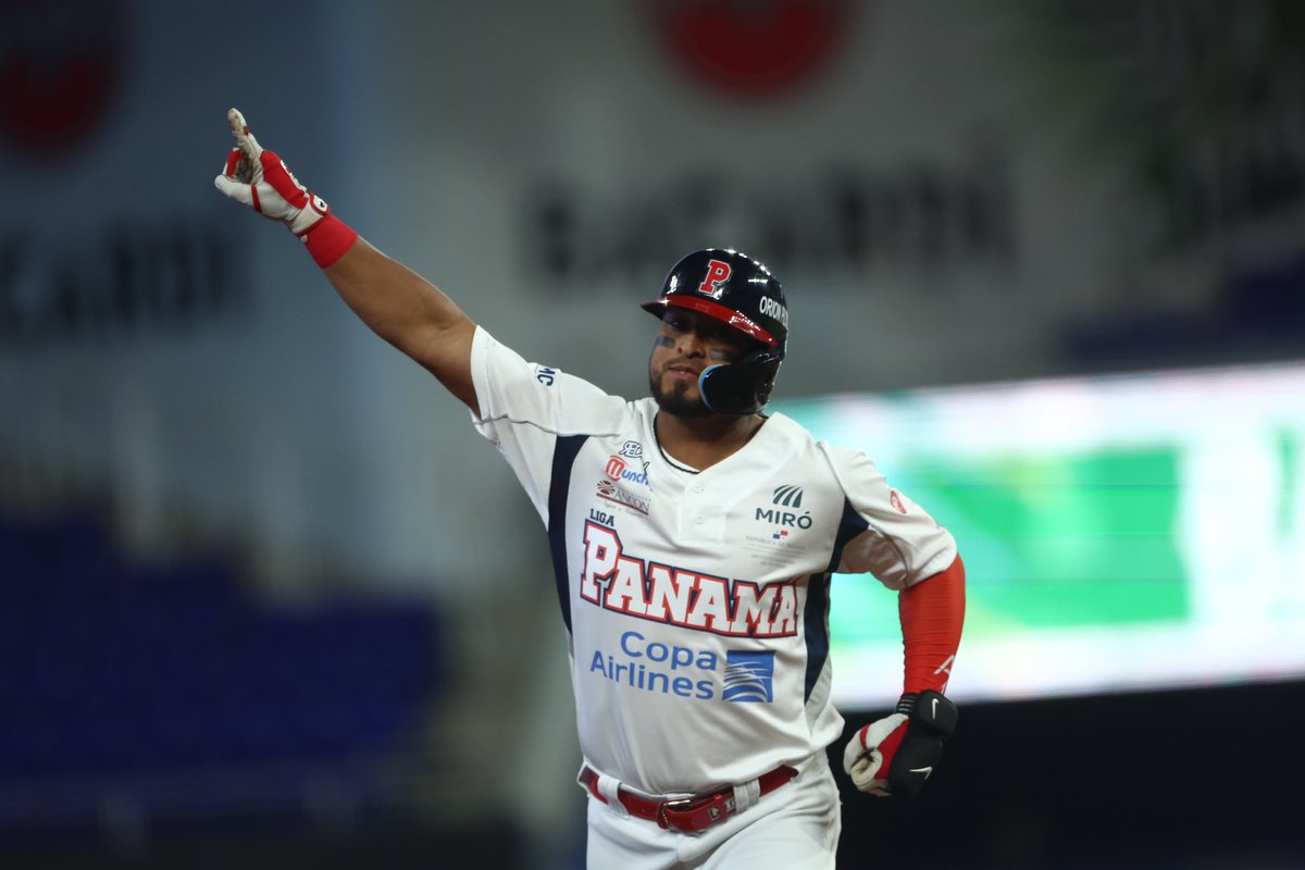 BitacoraPma's tweet photo. 🔚Final | #SerieDelCaribe ⚾️ | #MEXvsPAN
@ClubNaranjeros (🇲🇽) 𝟯-𝟰 (🇵🇦) @federalesdechi: ¡Panamá remontó y dejó en el terreno a los mexicanos!
Jhonny Santos de 3-2, 1HR, 2CE, 1CA.
LG: Severino González - LP: Jake Sánchez
(📸Cortesía: @ProbeisOficial) https://t.co/LnfUmK3mco
