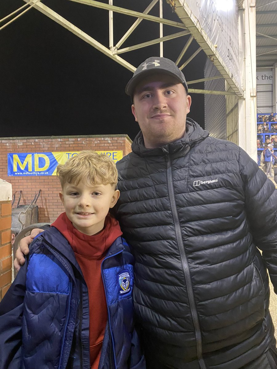 olesol20's tweet photo. Samuel was made up to meet his new hero @LukeTheNuke180 at the match tonight. 🎯 https://t.co/SQjMlzMW6D