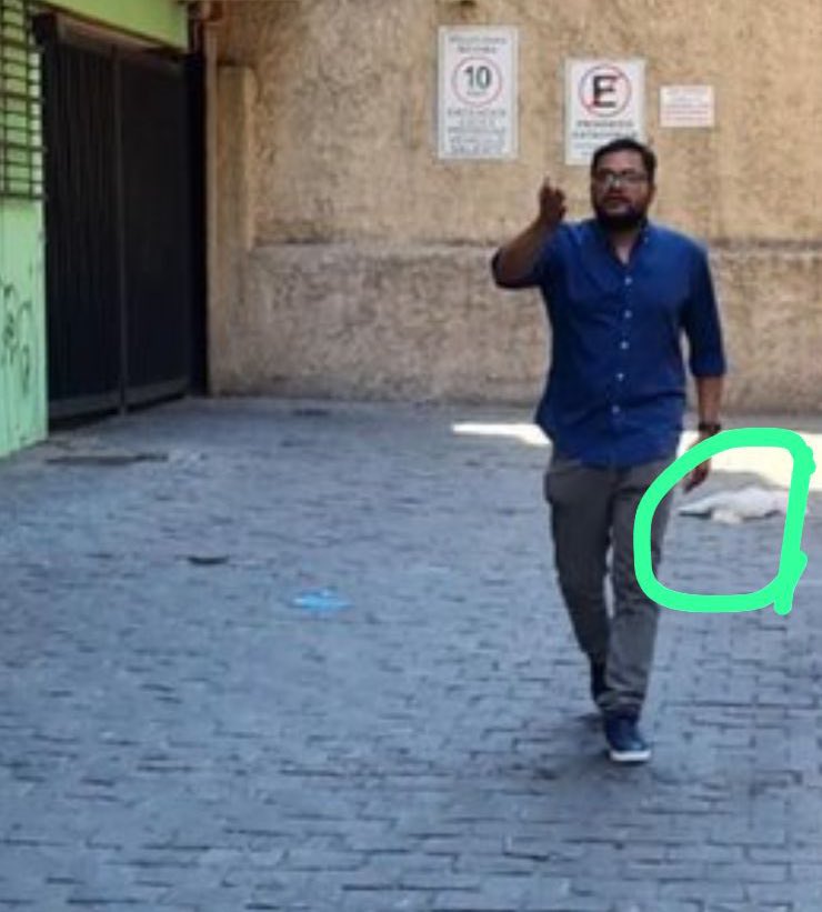 El es el dueño del perrito,  vive en el depto 807, se llama Andrés y adivinen de donde es...