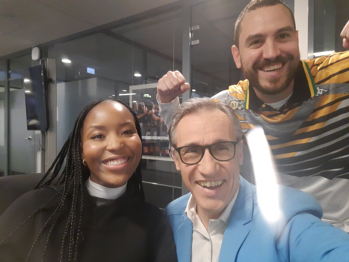 XavBarretFoot's tweet photo. A @FRANCE24, nos collรจgues sud-africains Thando @SibiyaSport et @JJammine particuliรจrement heureux des arrรชts de Rowen Williams lors des tirs au but et de la qualification des #BafanaBafana pour les demi-finales de la #CAN2023 #CAN2024 #CPVRSA https://t.co/t5voXcGwan