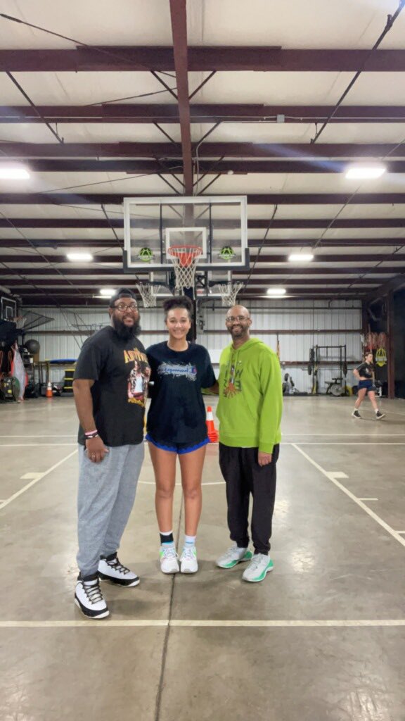BatisteJaelynn's tweet photo. Had a great morning getting a workout in with my Uncles @lesterwayne43 and @CravensVincent!!! Thank you guys! Gotta do it again this summer! https://t.co/mJUI5em19p