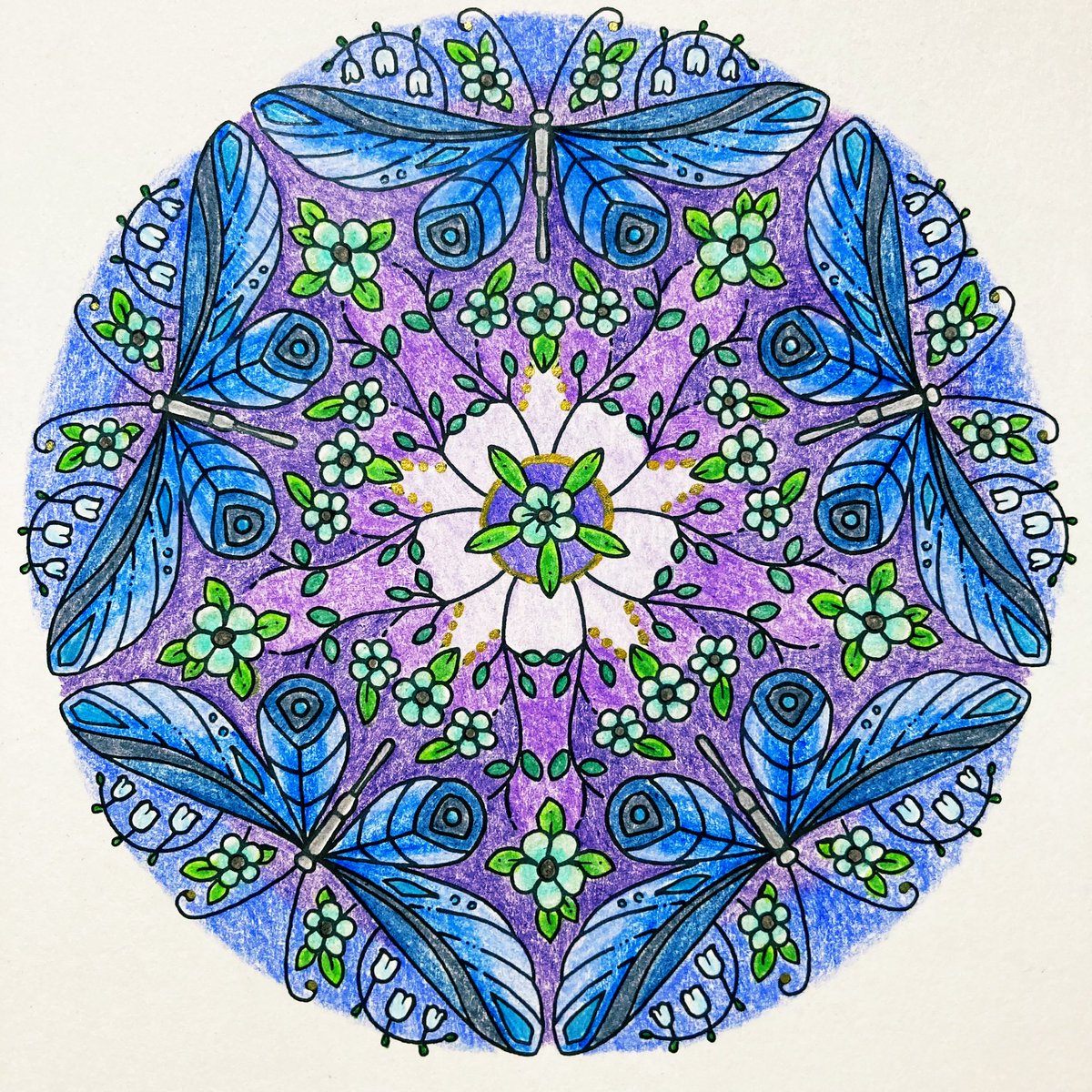 nrnr_renia's tweet photo. 完成🖍️No.037
どちらも好きな仕上がりに😊💕
#JohannaBasford #30DaysofCreativity #ジョハンナの塗り絵アクティビティブック #グラフィック社 #大人の塗り絵 https://t.co/MJz3nDQdhC