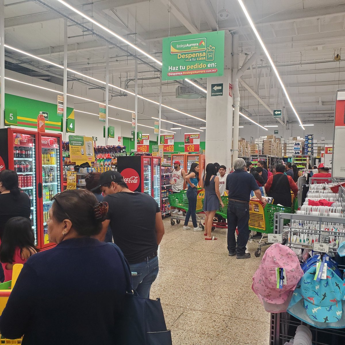 angpersa's tweet photo. @BodegaAurrera increible 3 cajas funcionando solamente y las filas de gente interminable. Cuernavaca Aurrera La Luna https://t.co/RBMcqwtVQu