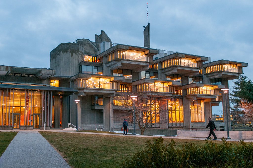 wompstompfilms's tweet photo. In New England, every eight years a fasle spring descends upon the campus of New Sharon College and with it comes a mysterious #serialkiller known only as #SpringheelJack.
I wanted to shoot at @UMassD which has an imposing brutalist architecture. https://t.co/vqIAHb271E