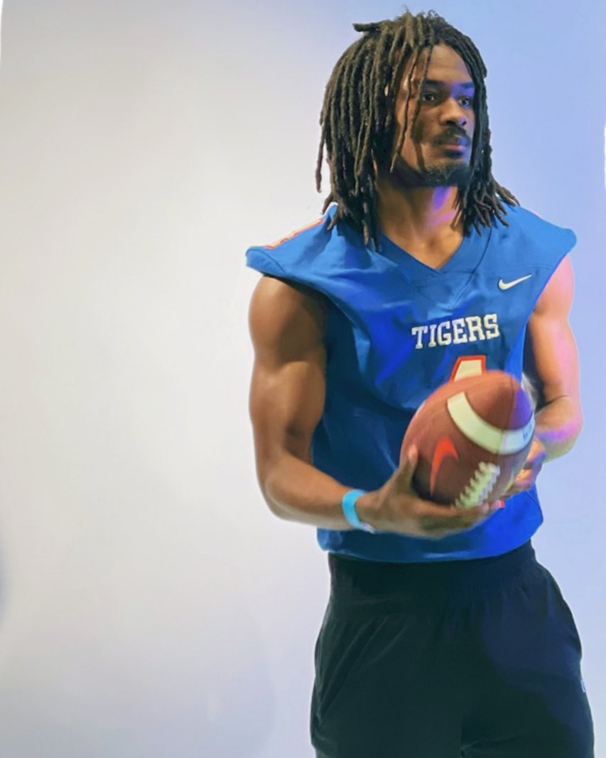 JustinRbrown05's tweet photo. Blessed to Have my first official visit today had an amazing time at Savannah state university thanks to coach Trist for giving me the Opportunity to be Able to come down  @CoachTrist 
@RCHS_BulldogsFB @CoachBonner1914 
@SavannahStateFB 
#GoTigers 🐅 https://t.co/EKiQkGe50S