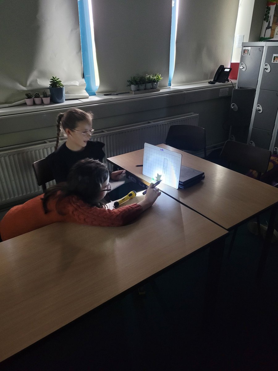 BG_Foxes's tweet photo. This week we spent some time in the dark investigating how we could change the size of shadows #BGScience https://t.co/nDRp9ZDnn2