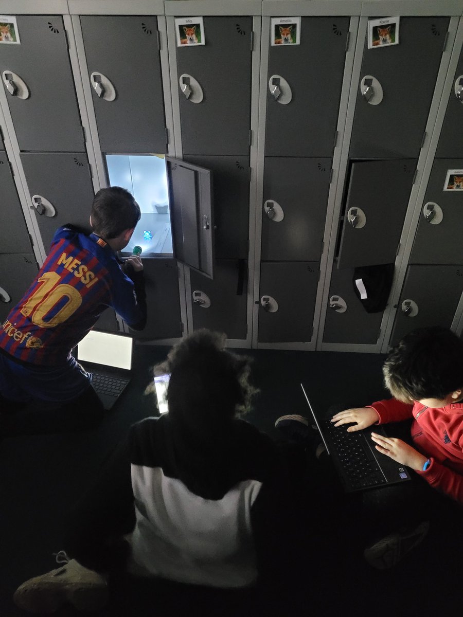 BG_Foxes's tweet photo. This week we spent some time in the dark investigating how we could change the size of shadows #BGScience https://t.co/nDRp9ZDnn2