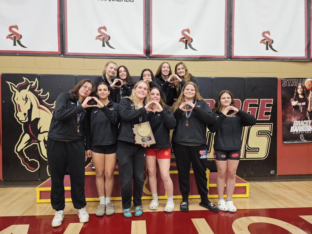 2024 WOMEN SECTIONAL CHAMPIONS
3 years in a row!
8 State Qualifers 
5 Sectional Champions
1 Sectional Runner-up 
2 4th Placers
#greatdaytobealion