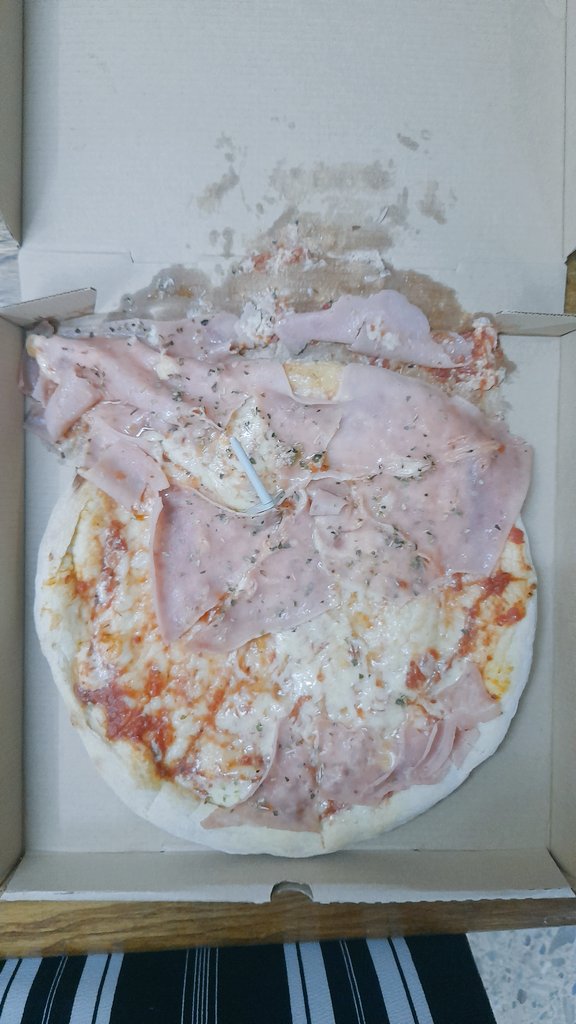 nildamenlu's tweet photo. Pedis una pizza, y te llega con el jamón todo deslizado, mi pregunta es.. de quien es la culpa? Pizzeria o repartidor? Aparte llegó fría, fría...a quien califico mal?? https://t.co/Kr4VEYthoG