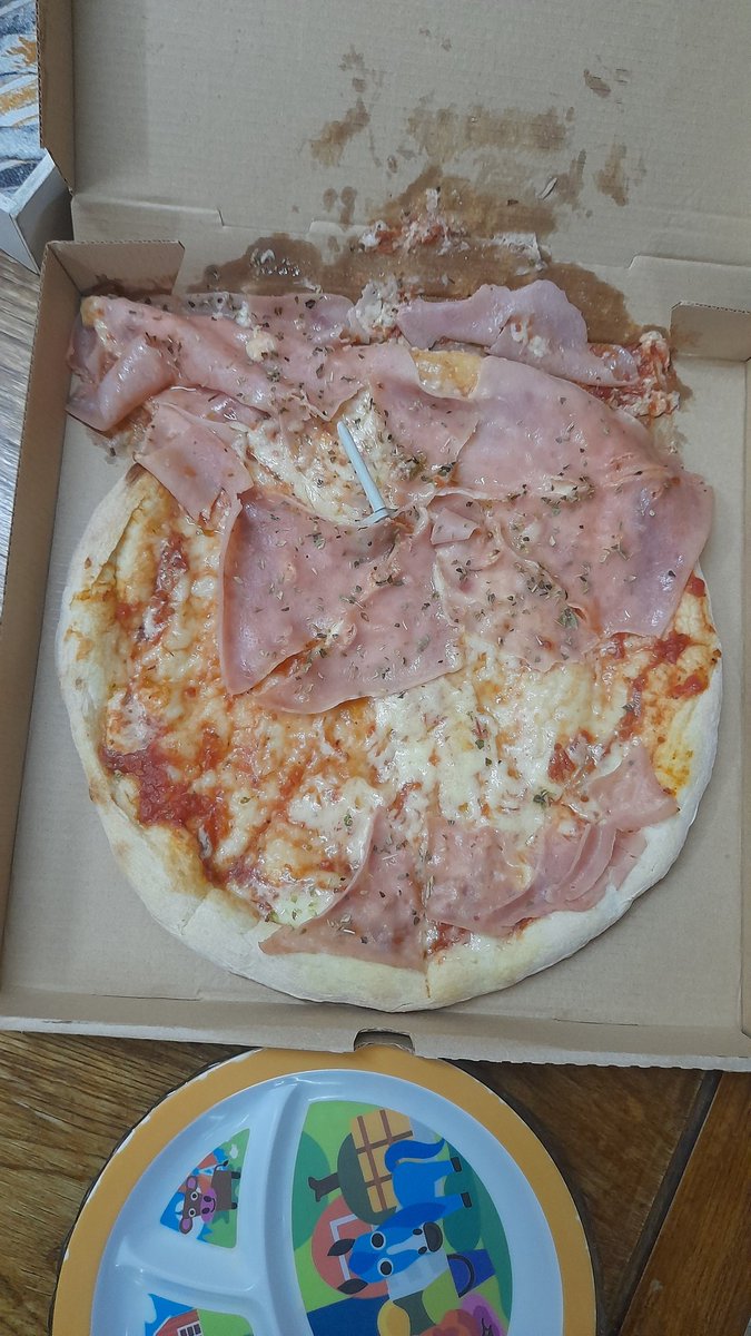nildamenlu's tweet photo. Pedis una pizza, y te llega con el jamón todo deslizado, mi pregunta es.. de quien es la culpa? Pizzeria o repartidor? Aparte llegó fría, fría...a quien califico mal?? https://t.co/Kr4VEYthoG