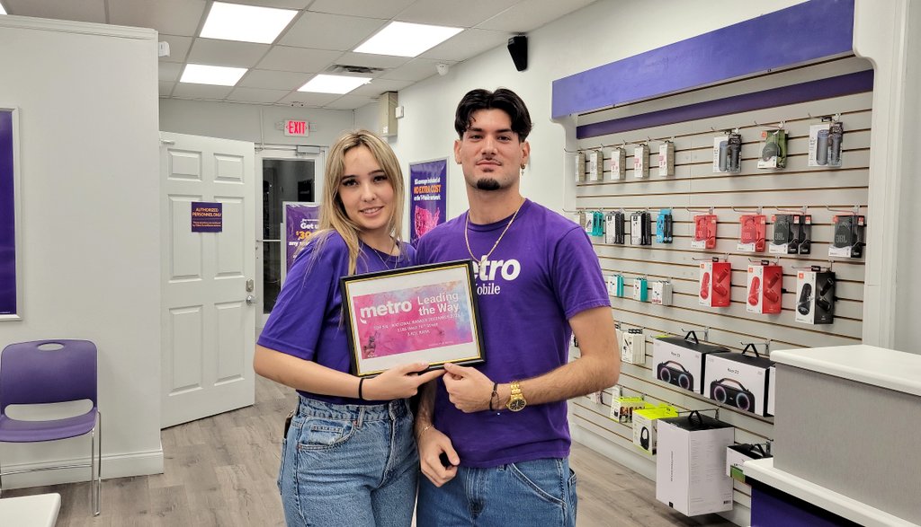 👏 Huge congratulations to our Cellular Touch team! 🏆 Ranked #3 in the nation, #1 in the market, and #1 in the Hialeah District for December! 🌟 Well-deserved recognition! #TeamWork #SuccessStory