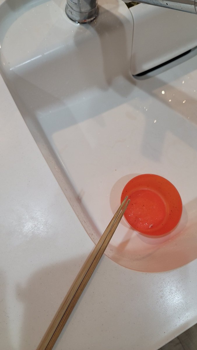 hacochan's tweet photo. 料理中に使ってるお箸、先だけシンクに出してここに置く淑女、ズッ友な！ https://t.co/0b7yeBp5Mm