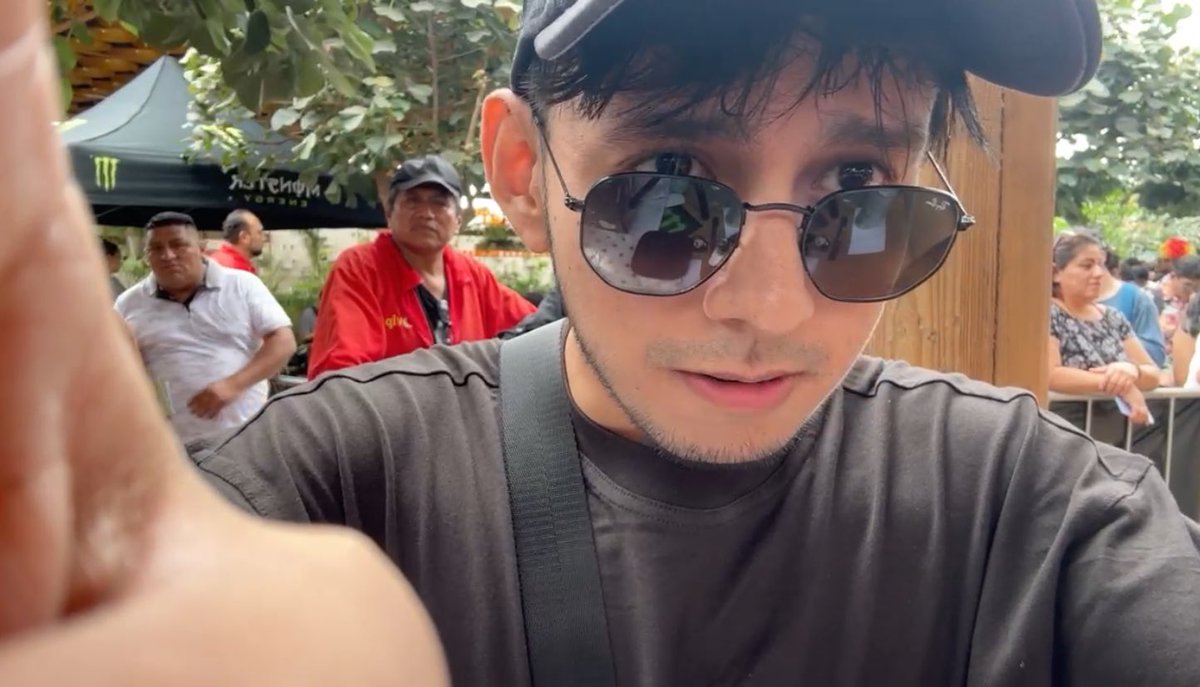 WarmRawr's tweet photo. (foto robada) q lindo q es duxo se ve como qiere mucho a sus seguidores aparte de guapo agradecido y amable y hermoso y divino y tierno y....😭😭 y q kawai q si hayan ido muchos retheys para demostrar q lo quieren 🥺🥺 https://t.co/zQ1OboHhvV