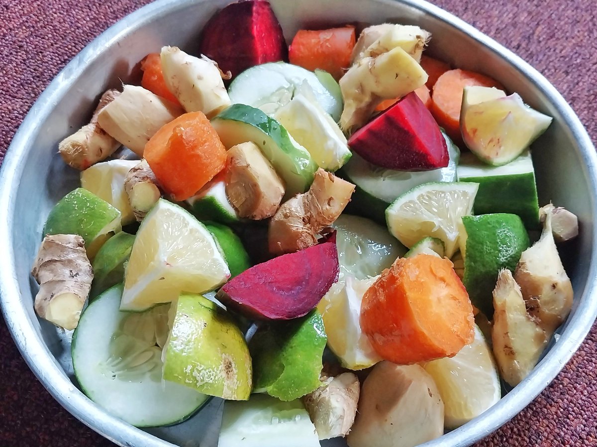 vdelailovu's tweet photo. Green Juice Mix for a strong immune system. #teiteimix π« , Layalaya, Cucumber π₯ , Carrot π₯ , Watermelon π , Beetroot, Lemon π, Honey π―, H2Oπ§.
#naturalbooster #drinkgreen #goodhealth #BeatNCDs #Sunday #newweek https://t.co/zsMgN67goo