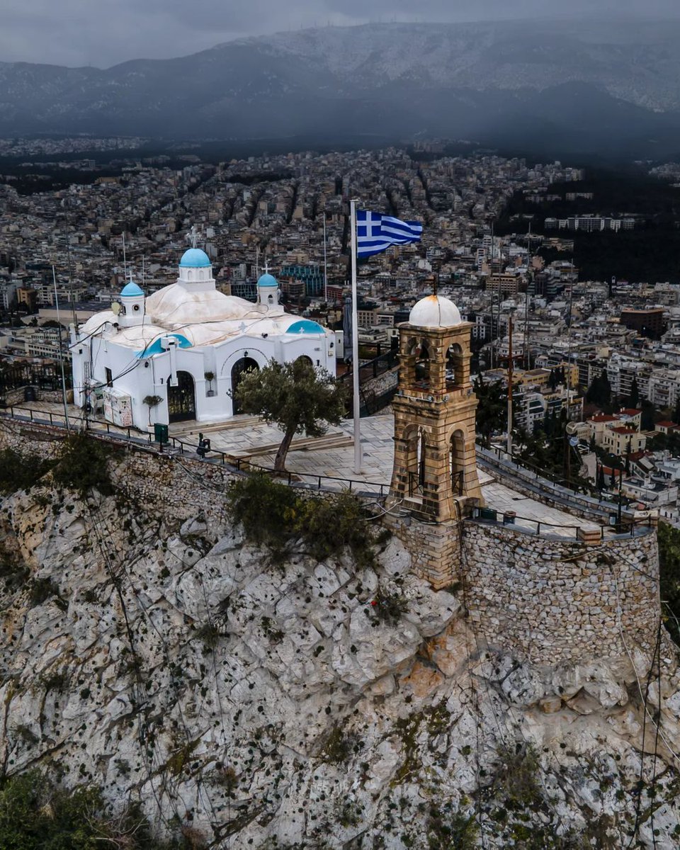 At the top of #Lycabettus Hill is the church of Agios Georgios (St. George.) A stunning whitewashed church, which dates back to 1870. The temple is built, at the same place the temple of Zeus extreme was, in ancient times. #Athens
📷 iptamenos_and_gentleman