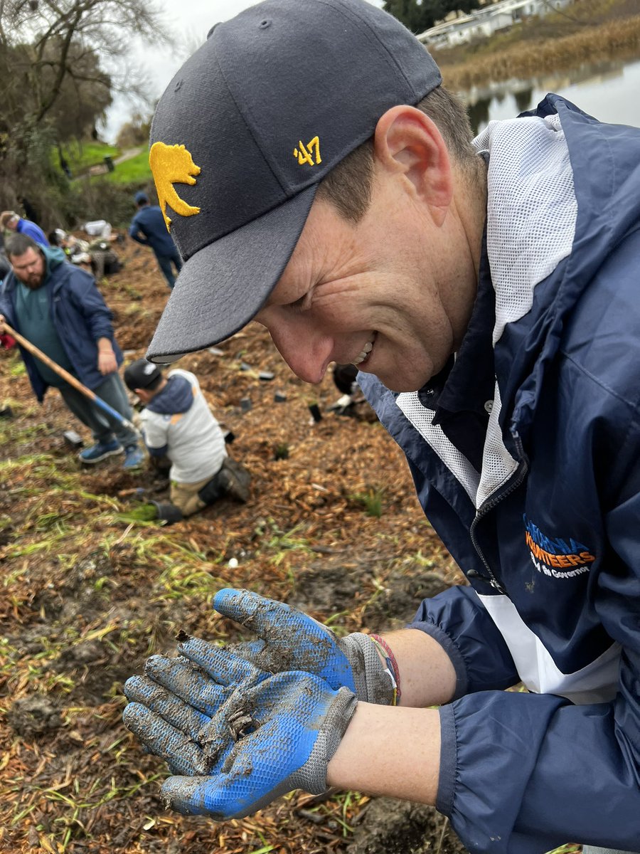 JoshFryday's tweet photo. Super fun getting dirty for some #ClimateAction with @CASpeakerRivas and @SenJohnLaird in Watsonville.
#CommunityClimateActionDay and #WorldWetlandDay with #ClimateActionCorps fellows. Powerful combo! https://t.co/qZq943spBC