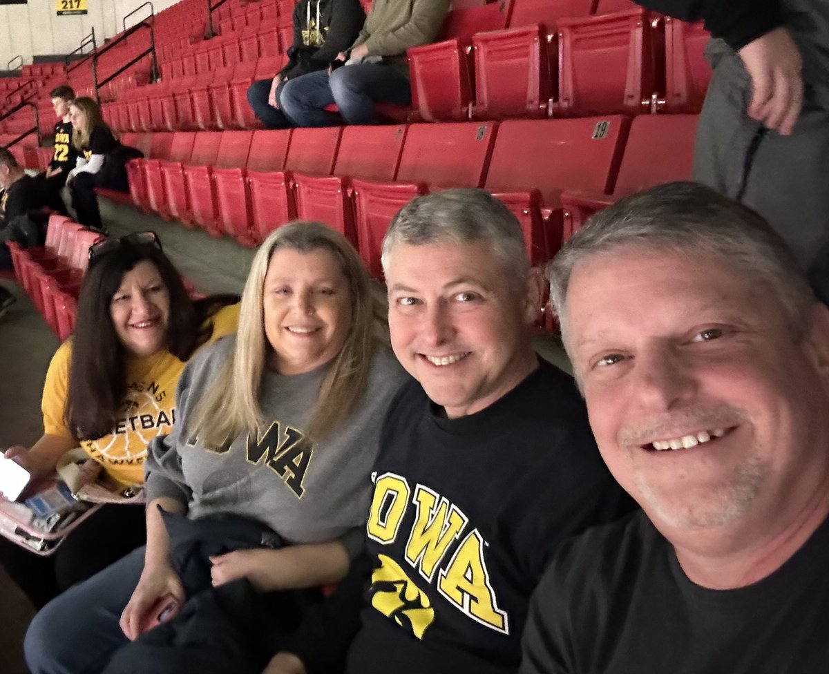 CMHKrause's tweet photo. Go Lady Hawkeyes! @biddy258 https://t.co/OaPz0y8hVN