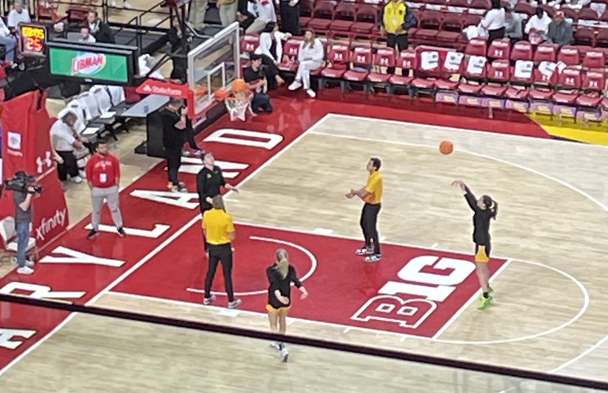 CMHKrause's tweet photo. Go Lady Hawkeyes! @biddy258 https://t.co/OaPz0y8hVN
