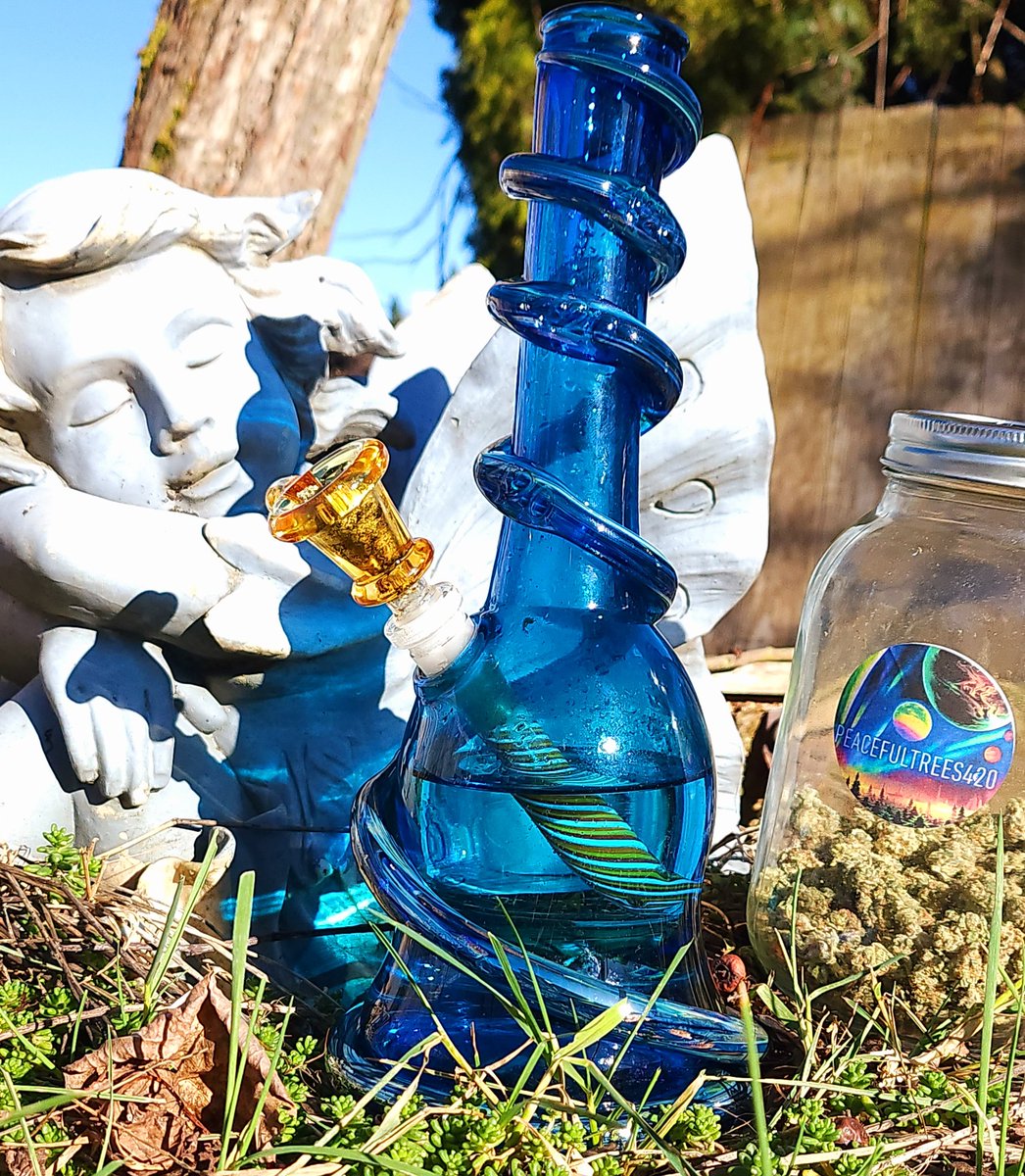 PeacefultreesOR's tweet photo. Cheers ✌️👽💚 I love special k glass this captures the magic in the bongg from the fairy statue to the deep blue of the bong everything in this photo is magical ✨️ #oregon #specialkglass #legalstate #art #bestlife #magic https://t.co/VEU9oigwzJ