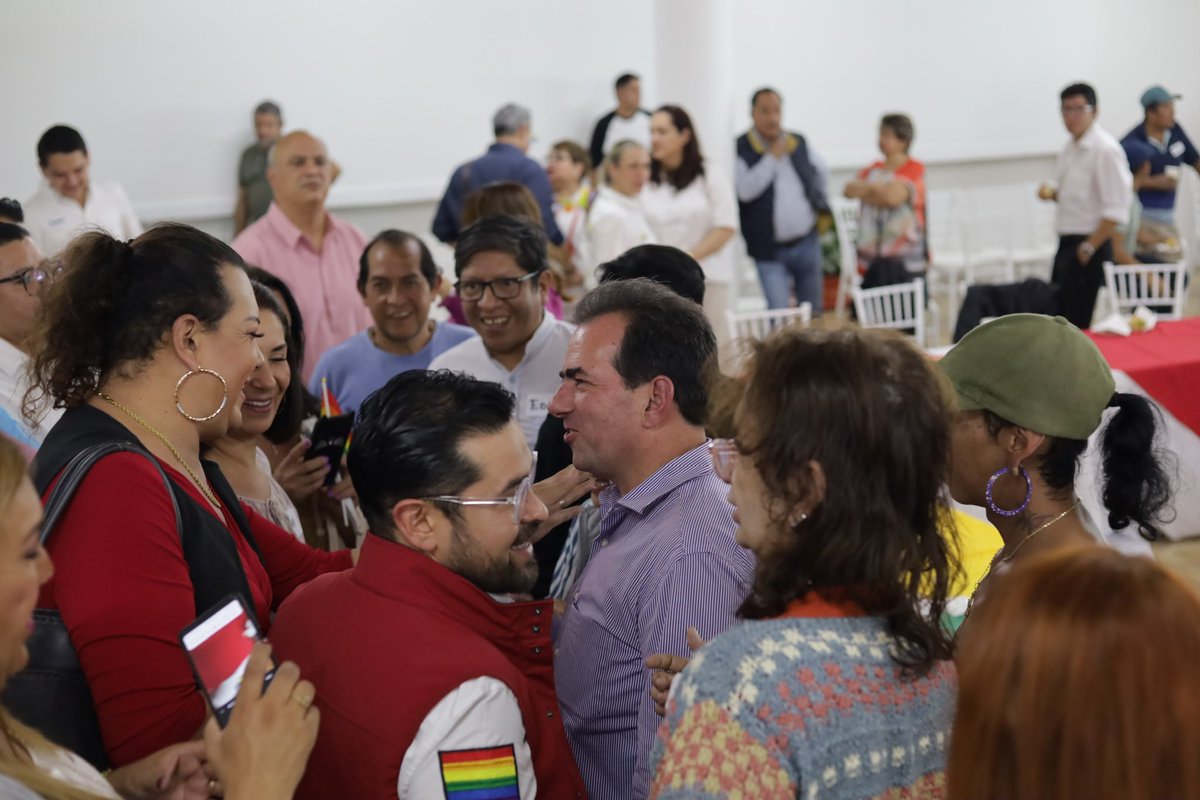 Pepe_Yunes's tweet photo. Hace falta entender que vivimos en un mundo plural, donde se tiene que proteger las libertades que no transgreden la ley, por eso hoy nos reunimos con integrantes de la comunidad #LGBTTIQ+ de #Veracruz a quienes les agradezco la apertura y el diálogo. https://t.co/d76tqO4yca