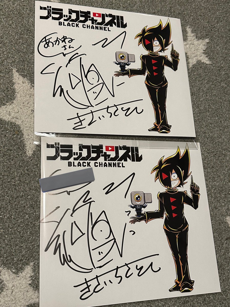 AKANE_1985's tweet photo. ほんでさサイン会ももちろん参加したんだけど単行本を買うのが条件で、まず用意されてる色紙にサイン、買った漫画2冊までサインしてもらえるんだけど好きなキャラも描いてくれるの😭
まじすごすぎない？？？100人いて3枚描いて��らったら300枚サインだよ？！
お兄さん達見習って！（無理 https://t.co/23P62yPway
