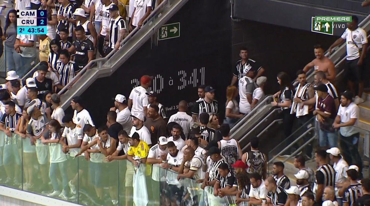 futebol_info's tweet photo. Torcedores do Atlético-MG deixando a Arena MRV antes do fim do jogo.

O Galo vai perdendo o clássico em casa para o Cruzeiro por 2 a 0.

📸 Reprodução/Premiere https://t.co/jKLtTpwmpr