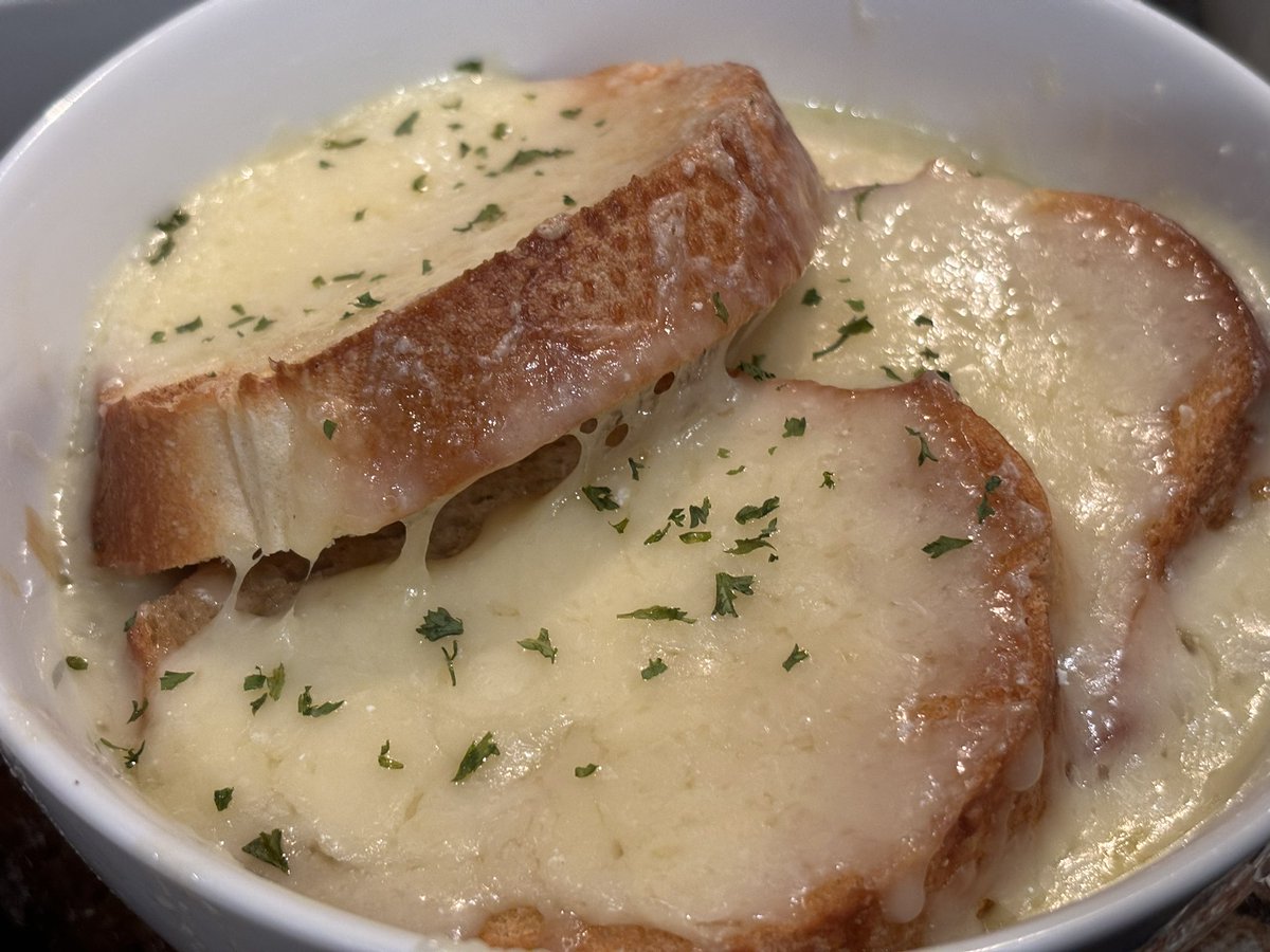 trbrand14's tweet image. French onion soup anyone? 

#chefinthemaking