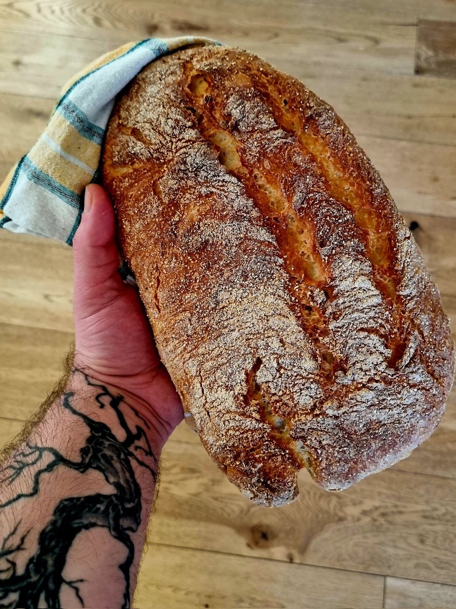 Hleb. Najteža jednostavna hrana na svetu.  

Ovaj put u zemljanoj posudi. 
 Sastojci: 500gr brašna 
360ml tople vode 
20g soli 
 Kašika ulja 
Kesica kvasca 
Ljubav  

Brašno prosejte i sa ostalim sastojcima pomesajte u plastičnoj posudi.  Kad se sjedini pokrijte krpom i posle 30