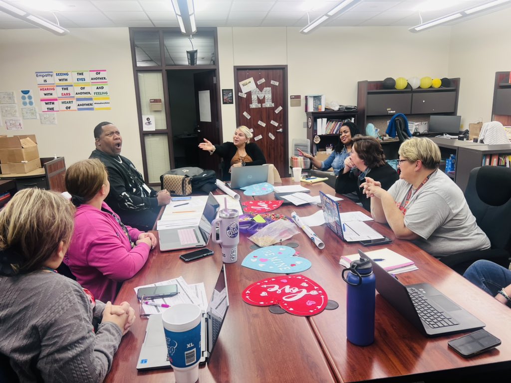 @ChannelviewISD science Coaches’ Corner. We are learning so much the information overload is obvious! Check out @djhollywood1911 face! We love to learn! @ScienceWeiss21 @CvisdT