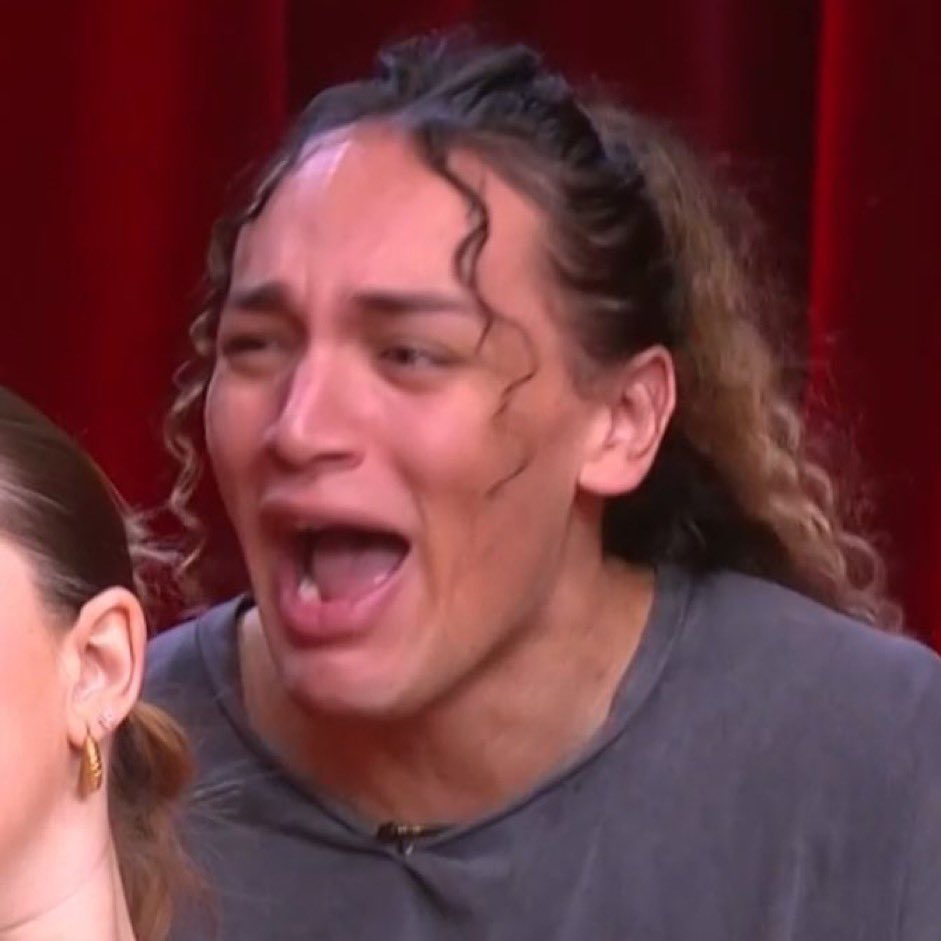 Je suis dehors, je me suis enfuie de table. J'arrive pas a gérer. je peux pas.  Je suis toute seul à pleurer parce que putain c’est LA FINALE DE LA STAR AC et j'ai l'impression de crever #Staracademy